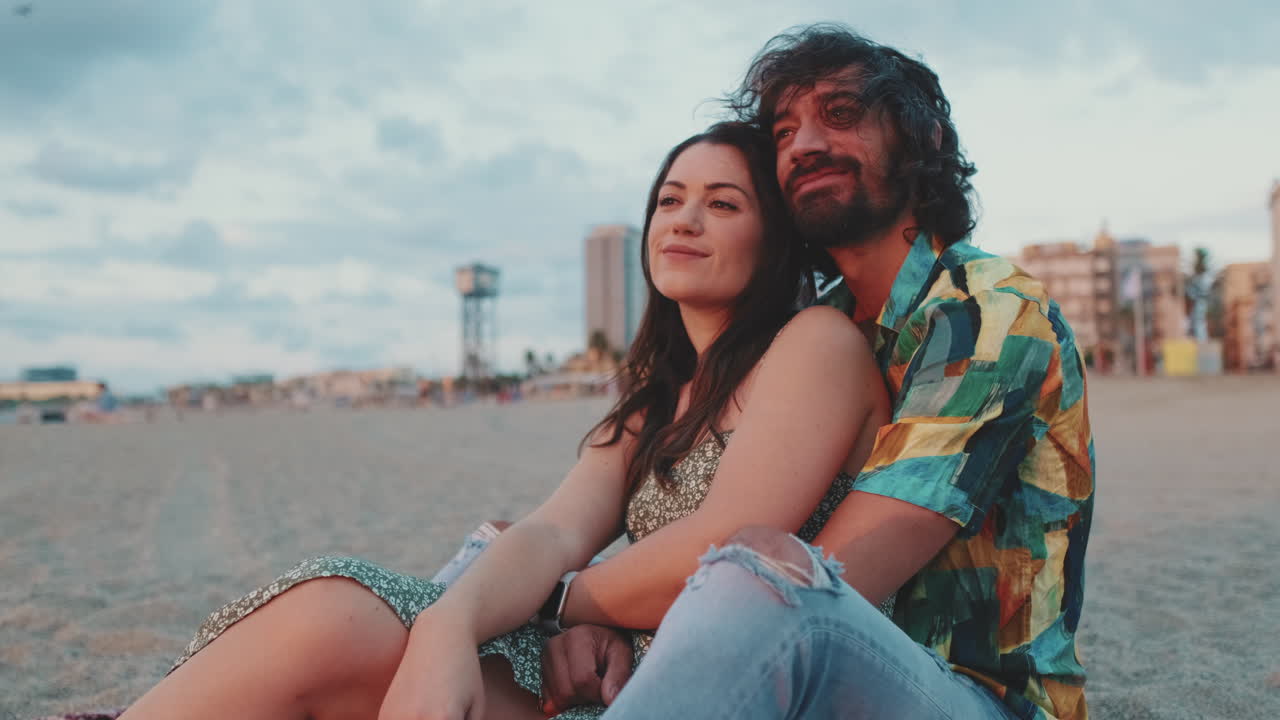 Sahilde vakit geçiren romantik çift