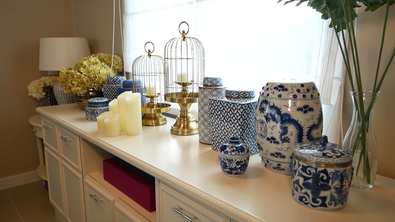 집 장식을 위한 영상 아름다운 세라믹 냄비를 닫습니다