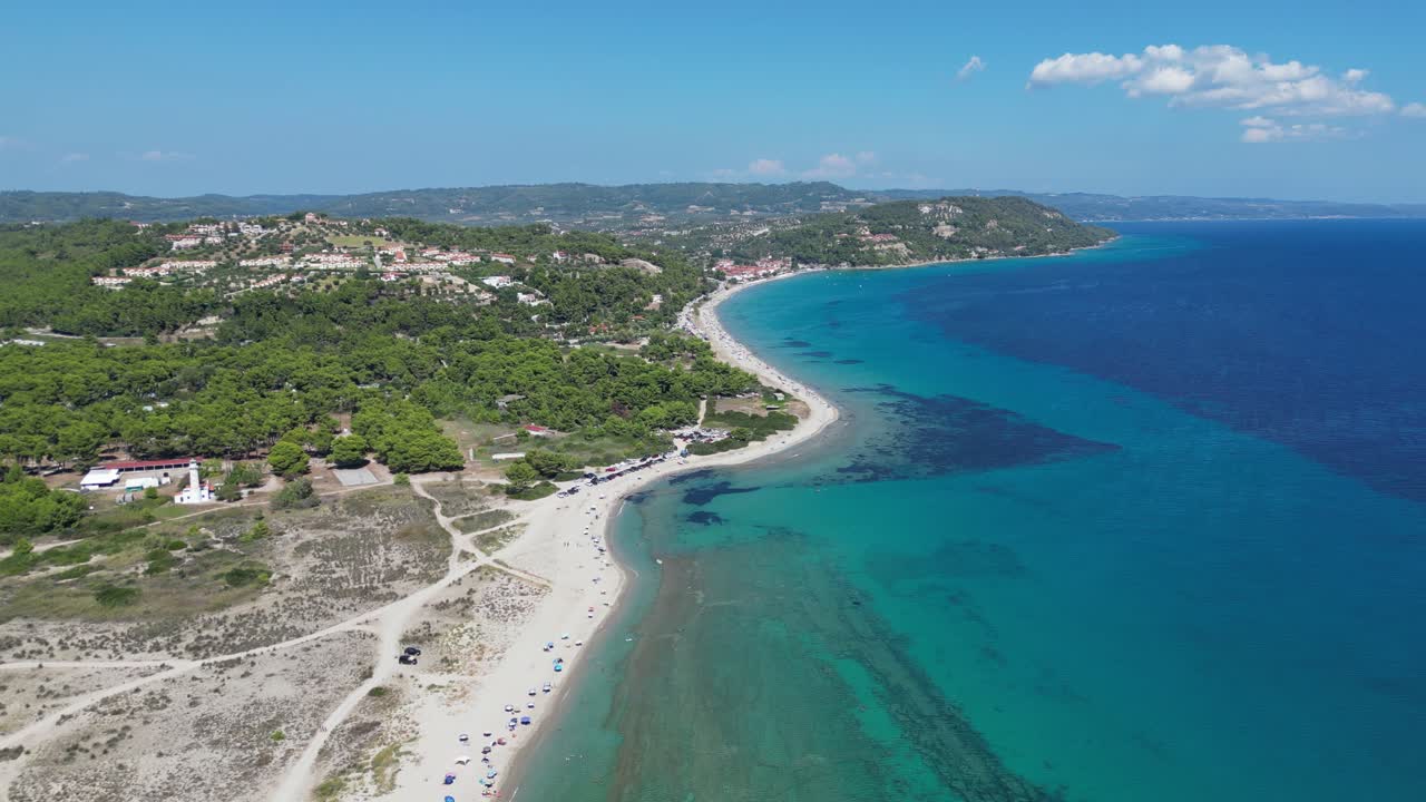 la playa y la costa de possidi en kassandra, halkidiki, grecia - 4k aéreo