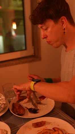 cena con amigos o familiares en casa
