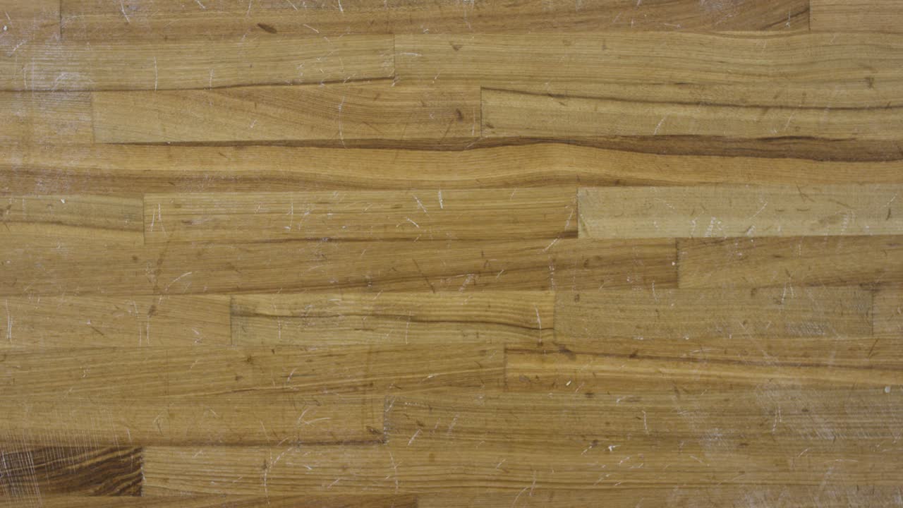 스크래치가 있는 나무 카운터