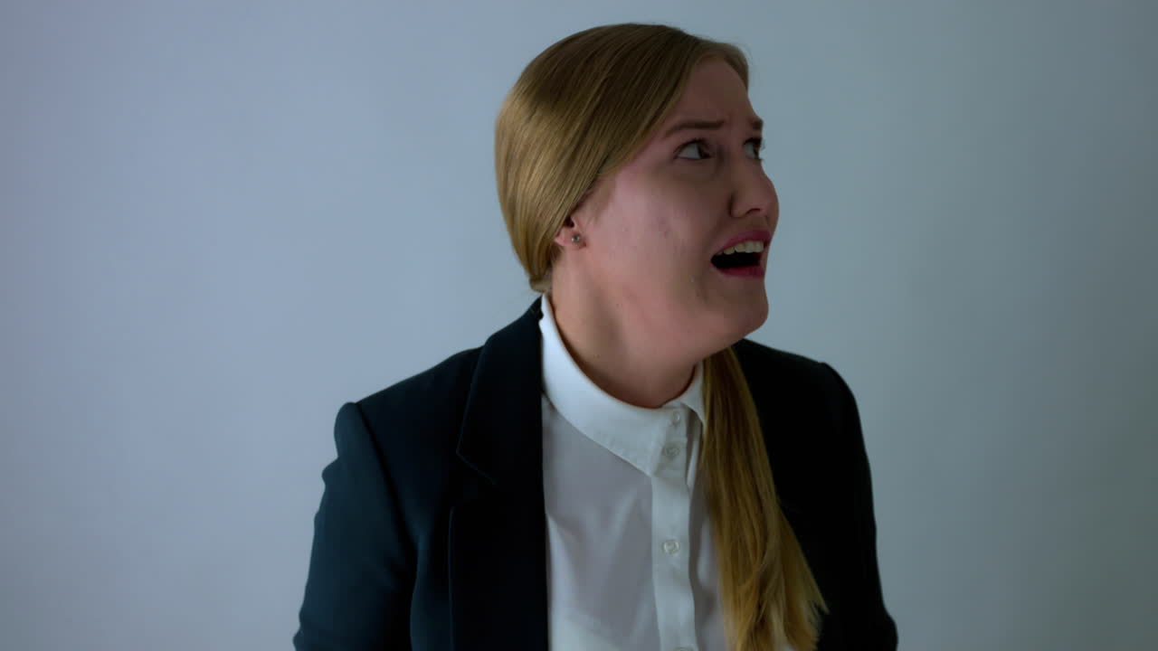 mujer extremadamente estresada con ropa de negocios mira a su alrededor y se cubre la cara con las manos y casi llora