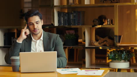 hombre de negocios que trabaja en la oficina