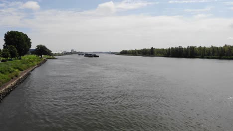 Barcos-Navegando-En-Un-Río-Holandés