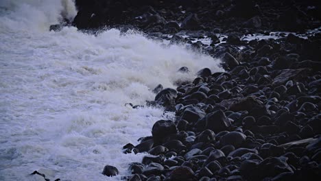 Große-Wellen-Rollen-In-Zeitlupe-über-Die-Steinige-Küste-Von-Hawaii