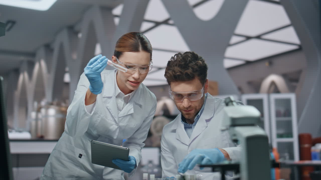 científicos profesionales haciendo investigación en un laboratorio de biotecnología de cerca.