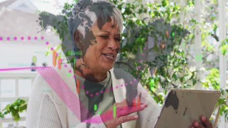 animación del procesamiento de datos sobre una mujer afroamericana haciendo una videollamada en una tableta digital