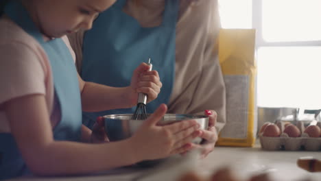 Ruhiges-Familienwochenende-Zu-Hause-Mutter-Und-Tochter-Kochen-Zusammen.-Kleines-Mädchen-Schlägt-Sahne