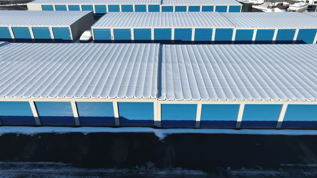 겨울에 눈이 내리는 동안 기후 조절을 갖춘 자기 보관 차고 유