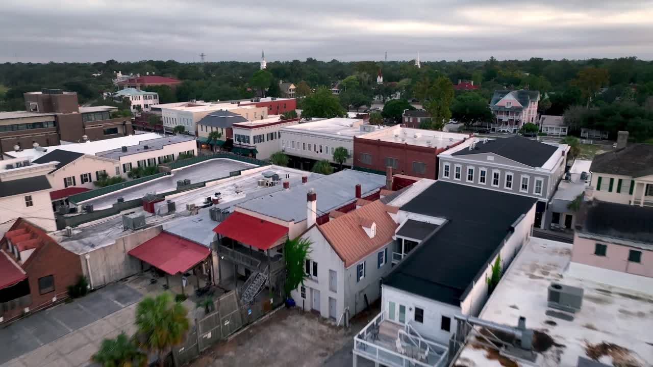 empuje aéreo bajo sobre el centro de beaufort sc, carolina del sur