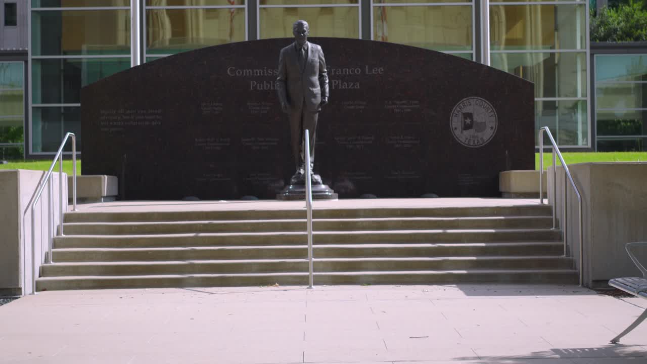 monumento en el centro de houston dedicado al centro de justicia criminal