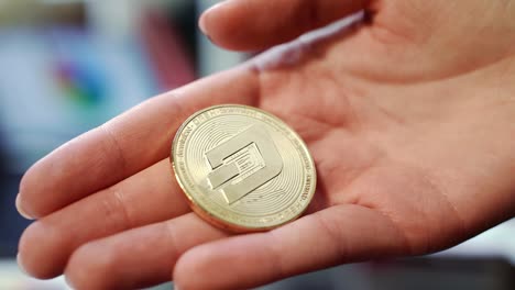 Mano-De-Mujer-Sosteniendo-Moneda-De-Guión-Dorado.-Negocio-De-Intercambio-De-Criptomonedas