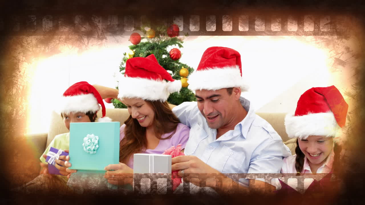 familia con sombreros de santa con decoración de frontera festiva sobre animación de tiras de película