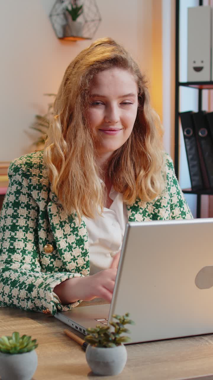 Geschäftsfrau, Mitarbeiterin, winkt mit der Hand und begrüßt jemanden bei einem Online-Webinar.
