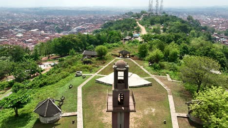 Aerial---Tilting-wide-shot-of-Bower's-Tower,-the-highest-point-overlooking-Ibadan,-Nigeria