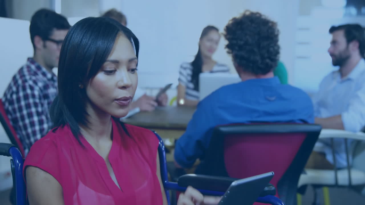 animación de la red de conexiones con iconos de carretilla sobre diversas personas de negocios en la oficina