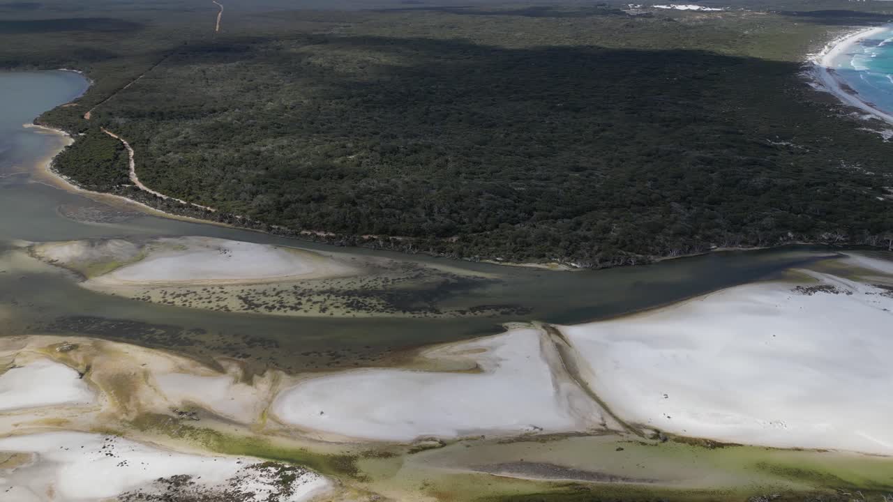 fotografía aérea en órbita que muestra la desembocadura seca del río y la costa de la bahía de bremer en australia