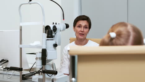 Ophthalmologist-talking-with-patient