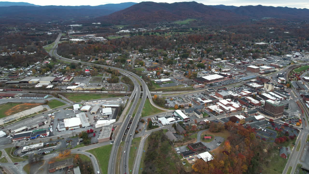 vista aérea de la ciudad de johnson, tennessee, ee.uu., tráfico de autopistas y carreteras, edificios y paisaje urbano el día de otoño, disparo de drones