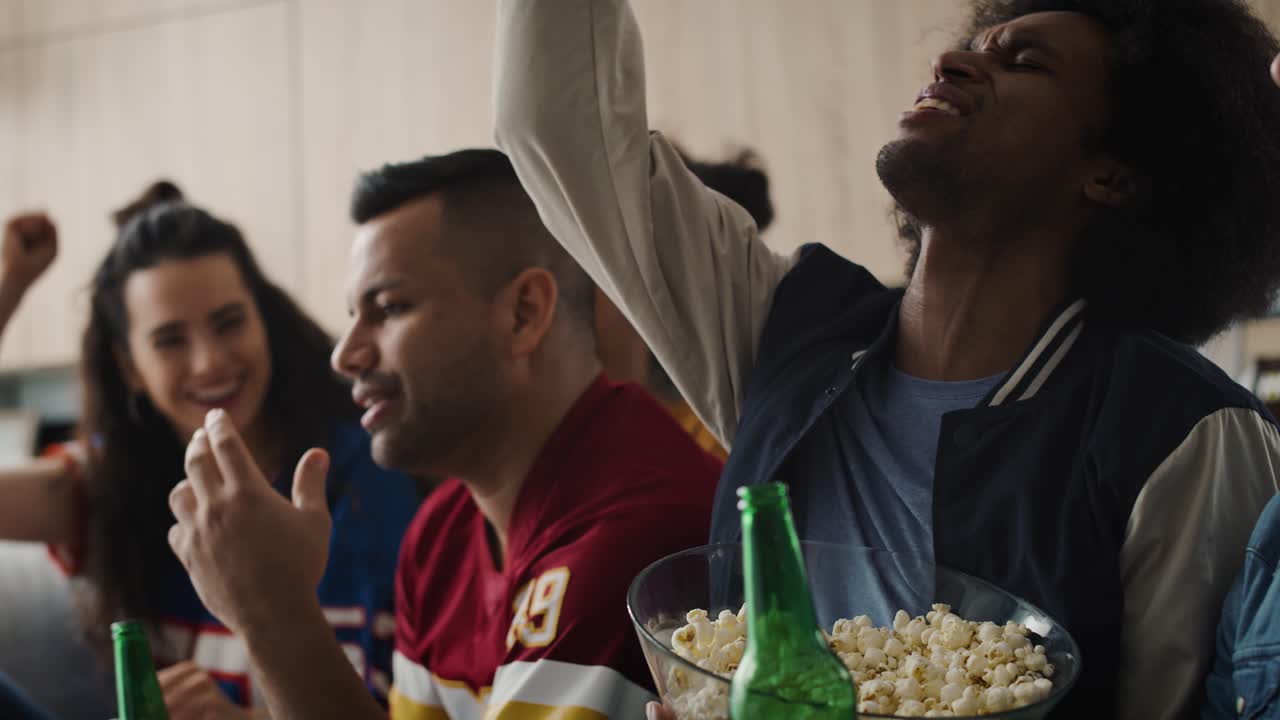 retrato de cerca de una joven y hermosa mujer africana sonriente