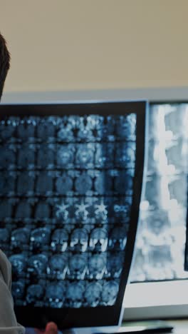 el neurólogo chequea la tomografía de un cerebro humano