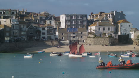 Altes-Fischerboot-Im-Hafen-Von-St.-Ives-Bay-In-Cornwall,-Großbritannien