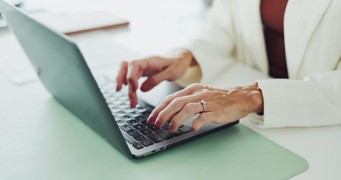 Donna professionista che digita sul laptop alla scrivania
