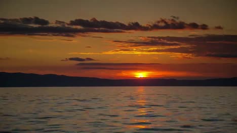 Sonnenuntergang-Hyperlapse-Am-Abend-über-Dem-Bewölkten-Himmel-Des-Ozeans