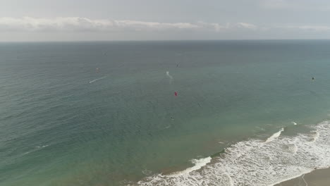 Kitesurfen-Am-Strand-Von-Santa-Marianita,-Luftaufnahme-Manabí,-Ecuador