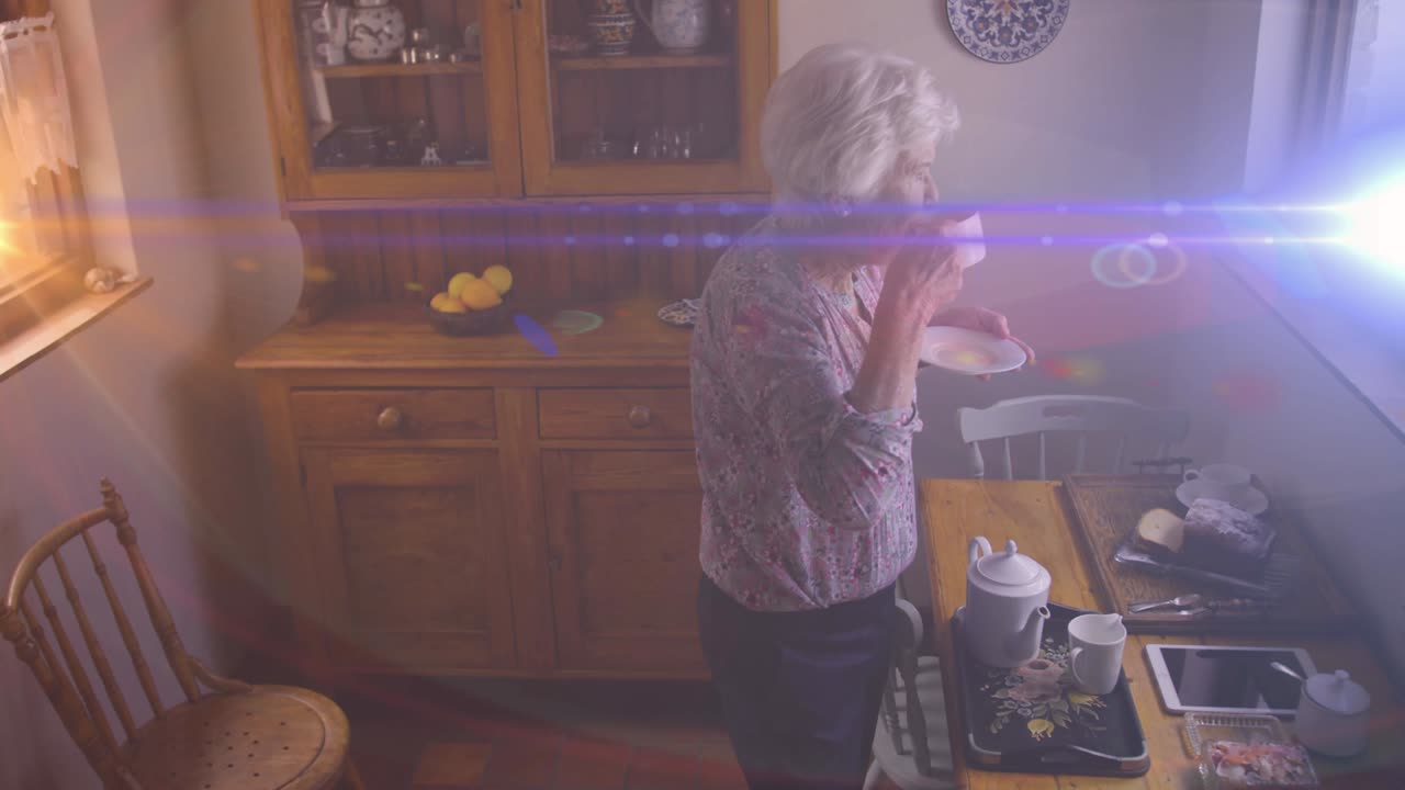 부 ⁇ 에서 창문 밖으로 바라보는 고위 백인 여성이 차를 마시고 움직이는 빛의 애니메이션