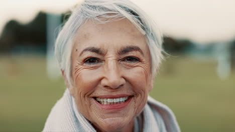 Cara,-Mujer-Mayor-Y-Sonrisa-En-La-Naturaleza