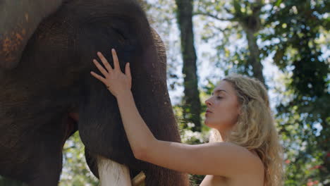 Mujer-Natural-Tocando-Elefante-En-La-Selva-Mostrando-Afecto-Acariciando-Animales-Salvajes-En-El-Santuario-Del-Zoológico-4k