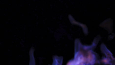 llamas de fuego aisladas sobre fondo negro