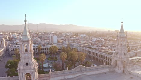 Atardecer-Catedral-De-Arequipa,-Perú