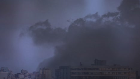 Blitze-In-Wolken-über-Einer-Stadt