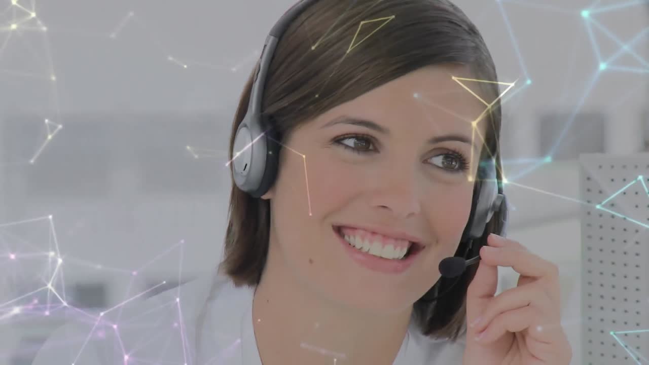 animación del procesamiento de datos sobre una mujer de negocios usando auriculares telefónicos
