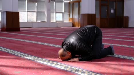mosque prayer kowtow