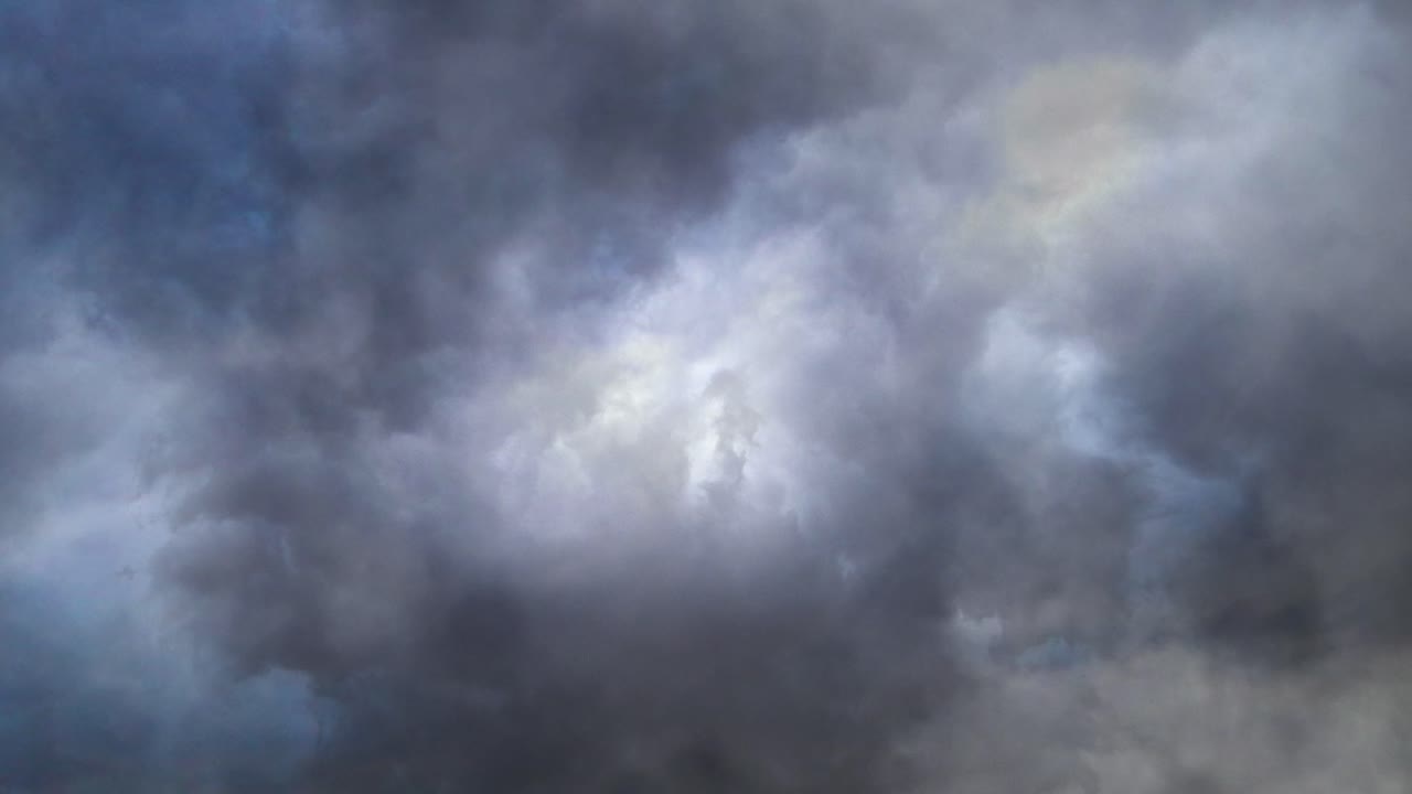 cielo oscuro con relámpagos, tormentas eléctricas