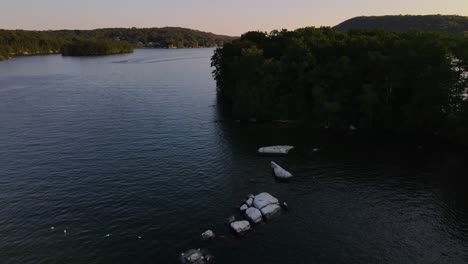 Vögel-Auf-Felsen-Am-Ruhigen,-Warmen-Sommersee-In-Neuengland,-Im-Nordosten-Der-USA