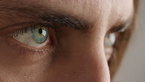 ojos cerrados hombre joven buscando pensativo macro disparo de hermoso iris azul