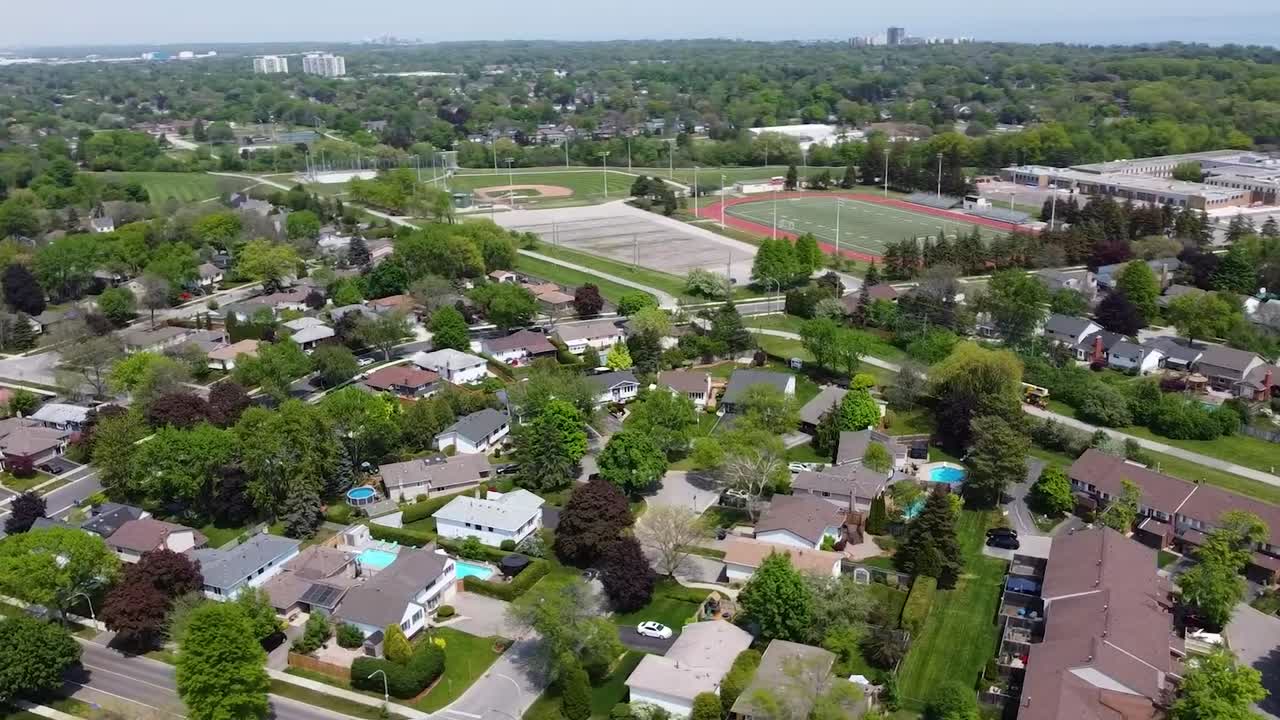 drone orbitando sobre el soleado barrio de burlington en verano