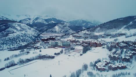 vista aérea de drones neblinosos del pueblo de esquí de telluride en invierno