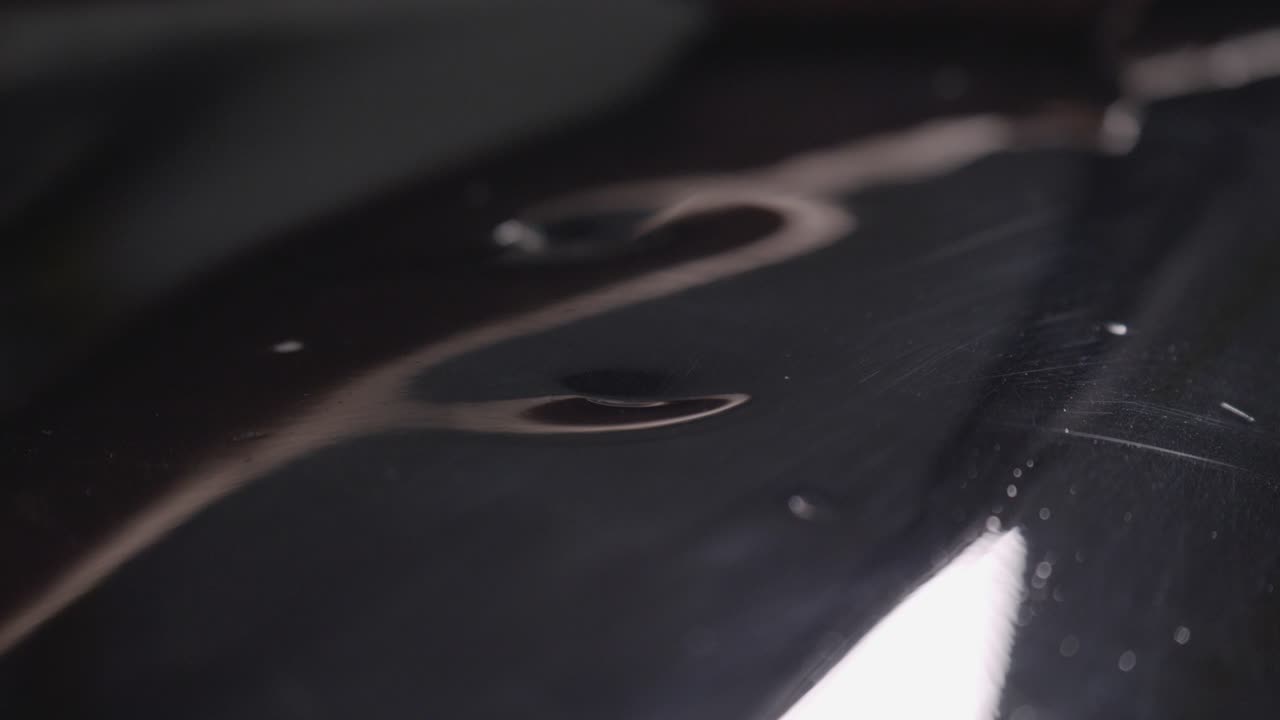 especialista en carrocería inspecciona cuidadosamente la carrocería del automóvil en busca de daños y deformaciones