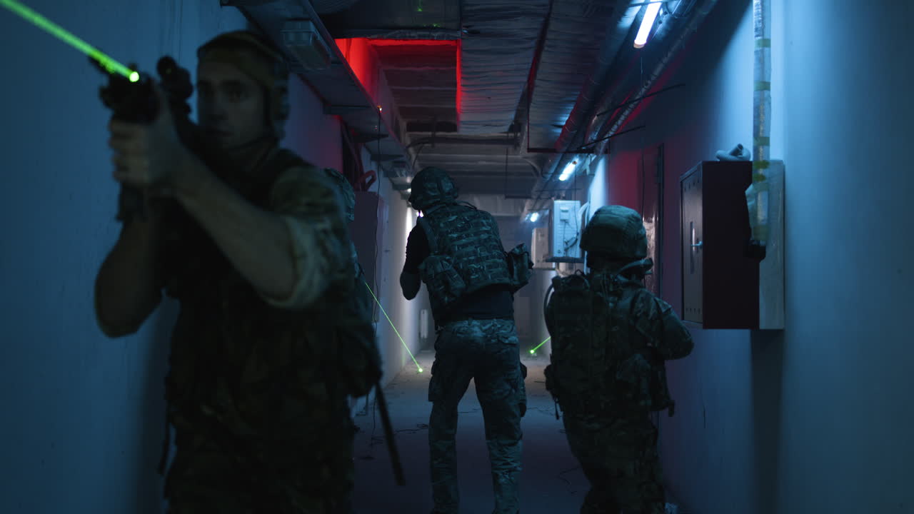 operación militar en un túnel oscuro