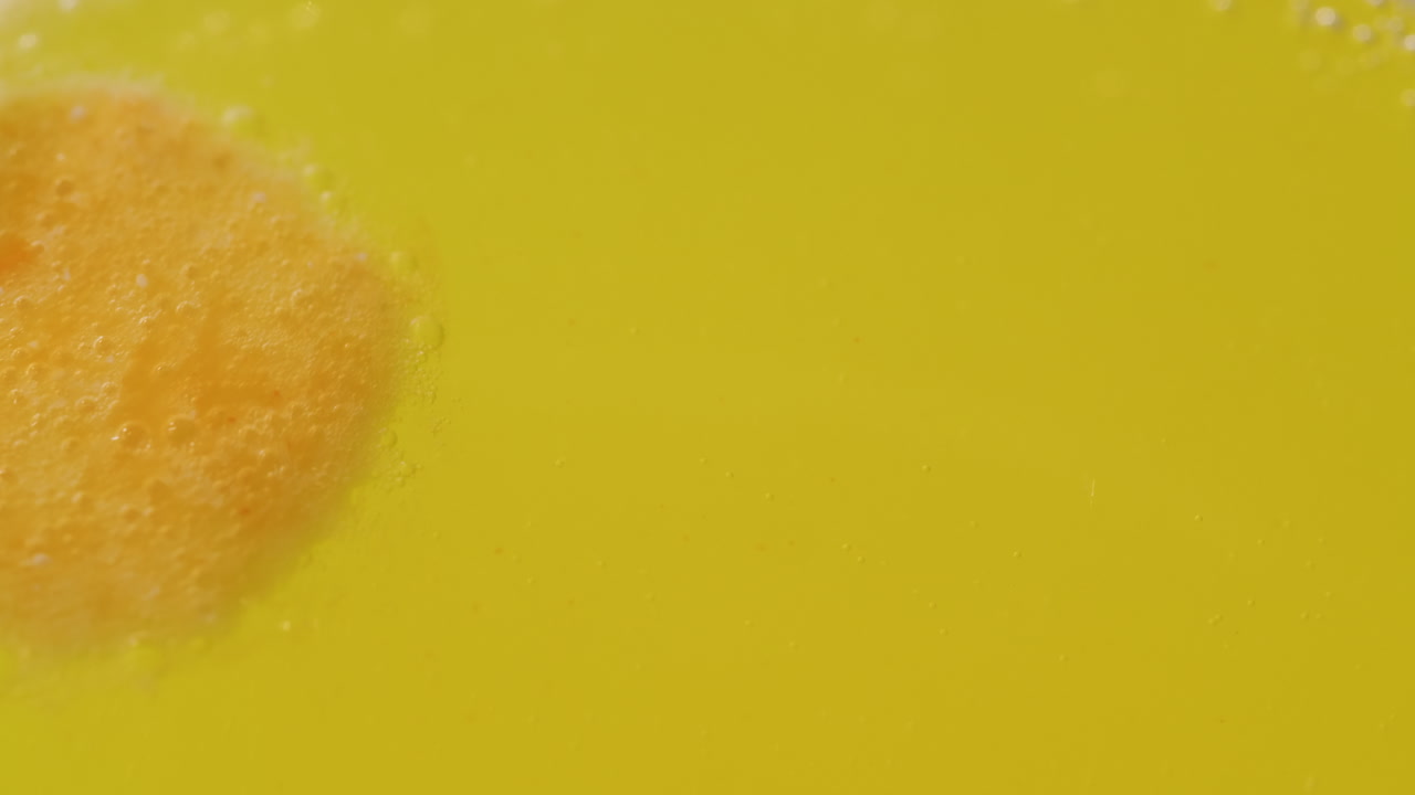 líquido amarillo con burbujas y espuma