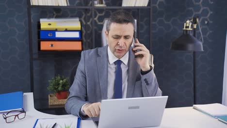 un empleado de oficina hablando por teléfono, tomando notas, haciendo un seguimiento de su agenda, dando información sobre el tema.