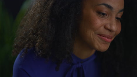 Feliz-Mujer-Afroamericana-Profesional-Hablando-Video-Chat-En-Línea-En-La-Oficina.