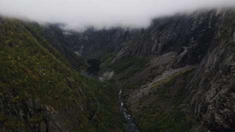 Volando-Sobre-El-Valle-De-Måbødalen-En-El-Oeste-De-Noruega