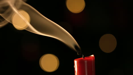 vela encendida en la época de navidad