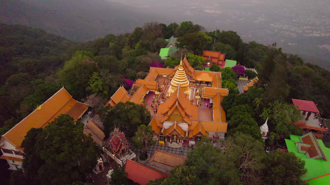 wat phra que doi suthep templo de oro en las colinas de chiang mai